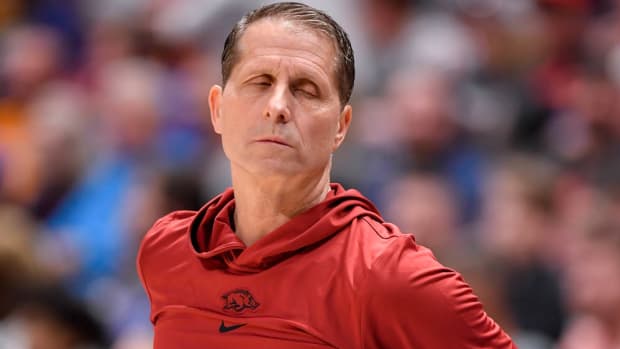 Razorbacks Eric Musselman closes eyes in frustration against Vanderbilt